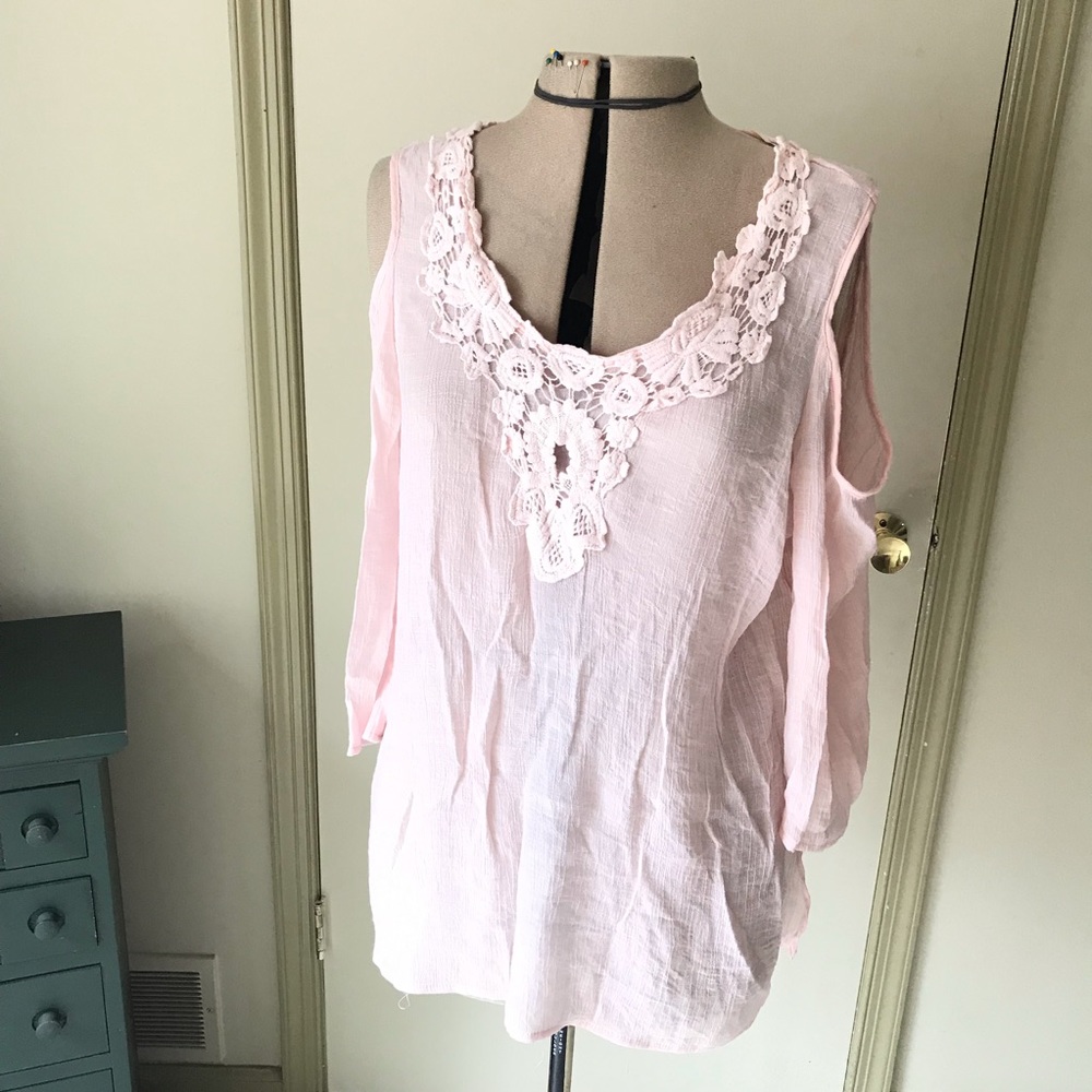 🥳3/$30🌸 Soft pink blouse with peekaboo shoulders